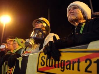 Протестующие в Штуттгарте. Фото ©AFP Протестующие в Штуттгарте. Фото ©AFP