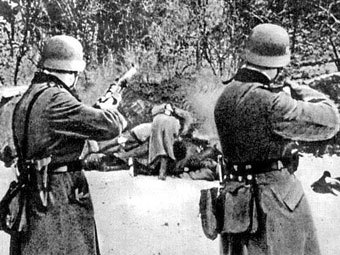 Расстрел итальянцев немецкими солдатами. Фото Bundesarchiv Расстрел итальянцев немецкими солдатами. Фото Bundesarchiv