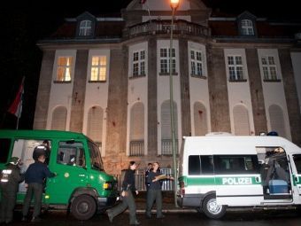 Полицейские у посольства Сирии в Берлине. Фото ©AFP Полицейские у посольства Сирии в Берлине. Фото ©AFP